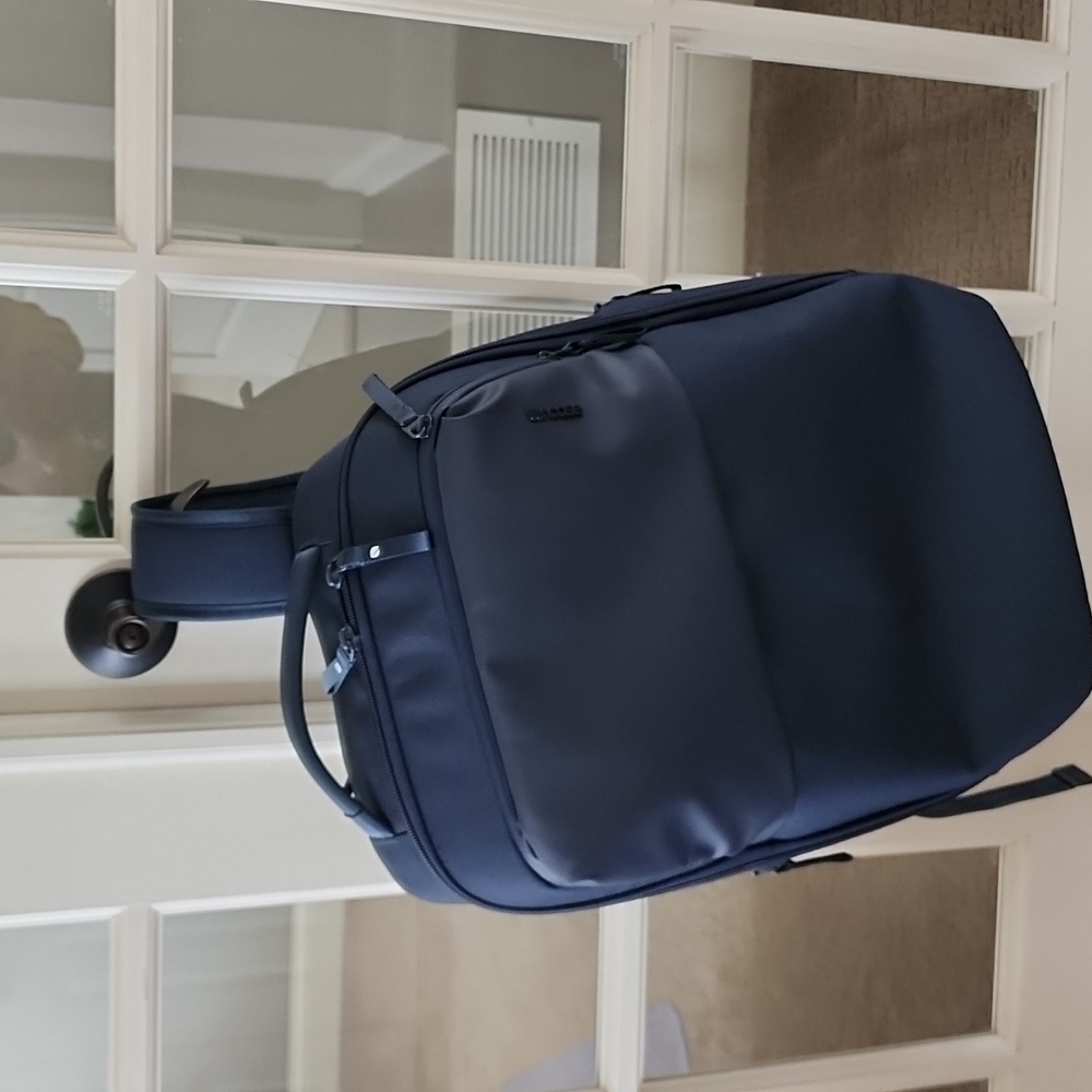 backpack fits 16" computer lits over rollerbag handle for easy transport